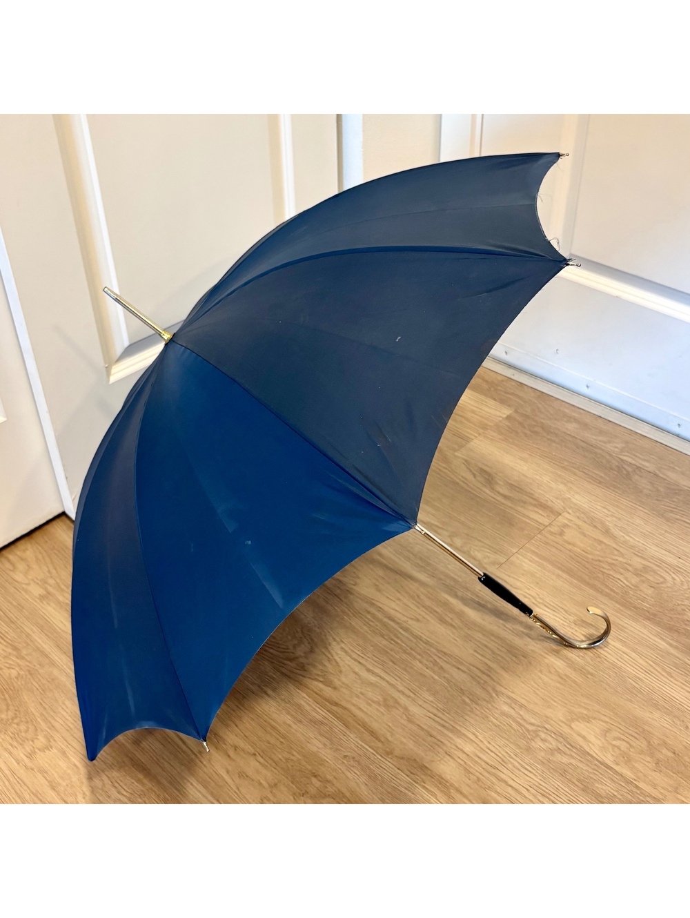 Vintage Navy Blue Umbrella 30” Ornate Gold Tone Floral Crook Handle Full Size